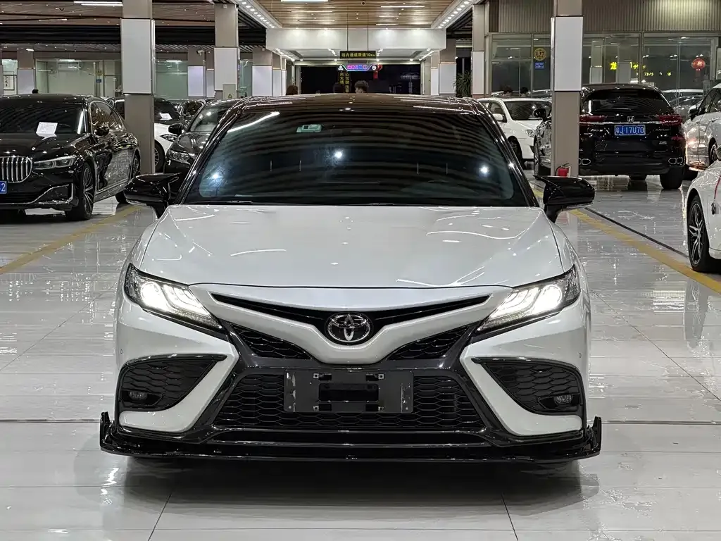 Toyota Camry — фото 8
