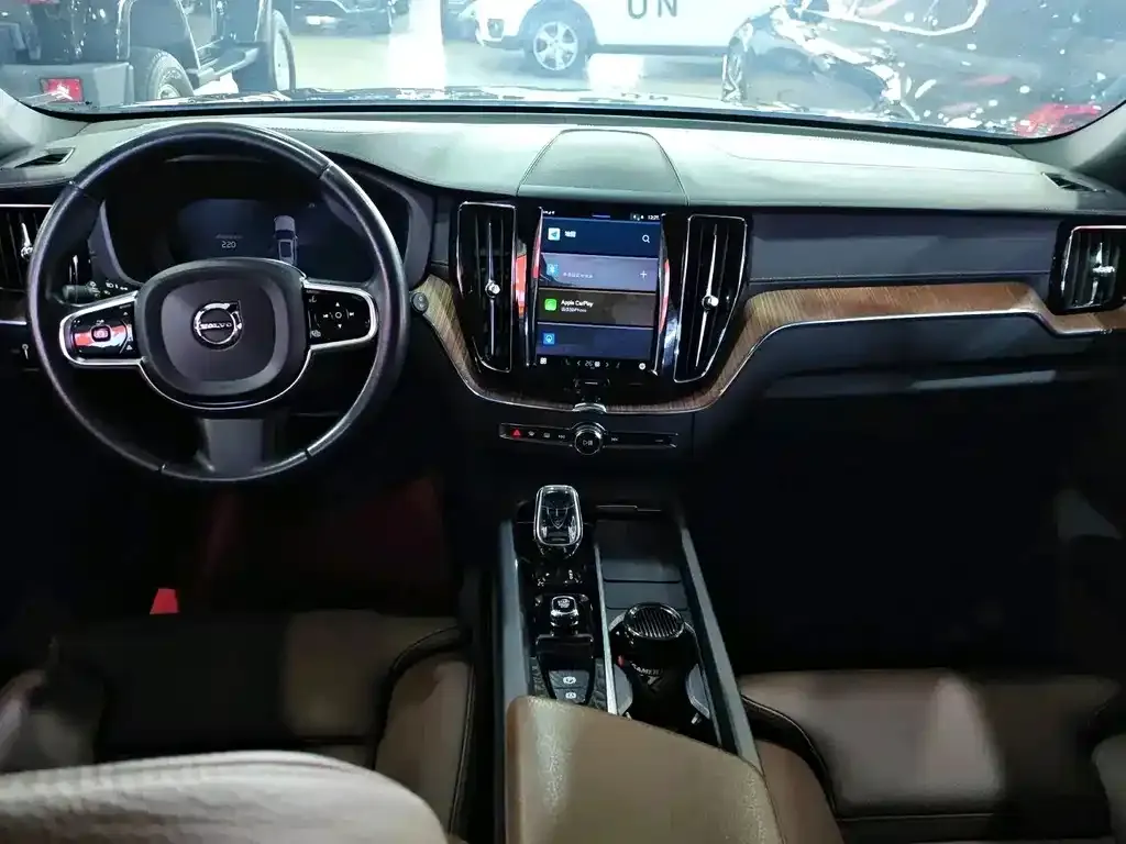 Volvo XC60 — фото 2
