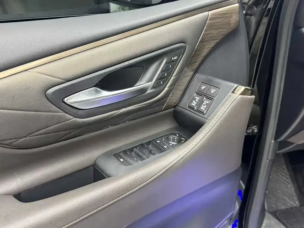 Toyota Alphard — фото 10