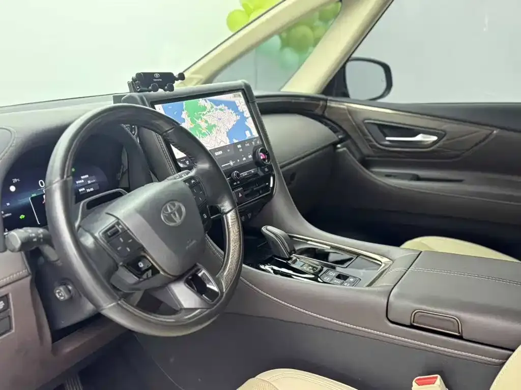 Toyota Alphard — фото 2