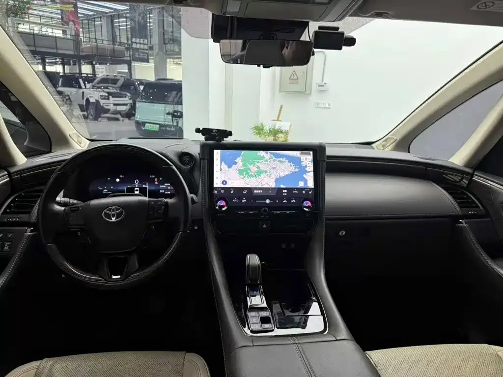 Toyota Alphard — фото 9