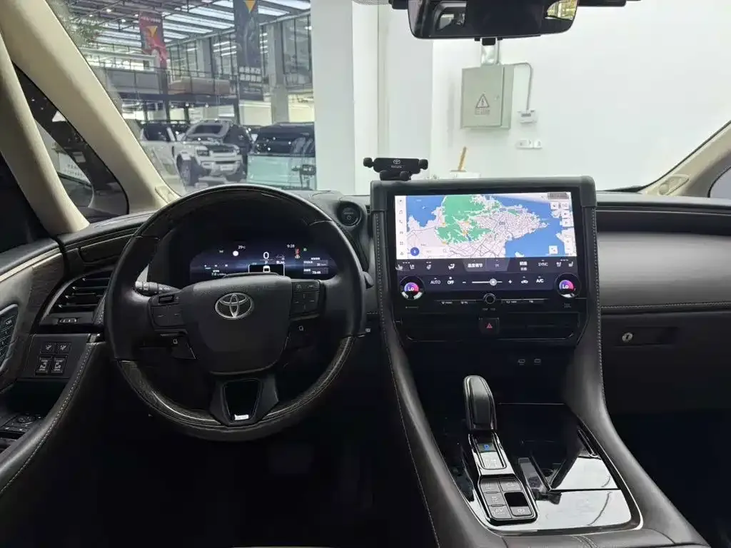 Toyota Alphard — фото 5