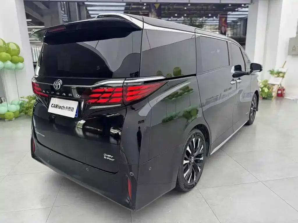 Toyota Alphard — фото 8