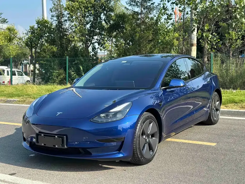 Tesla Model 3 — фото 1