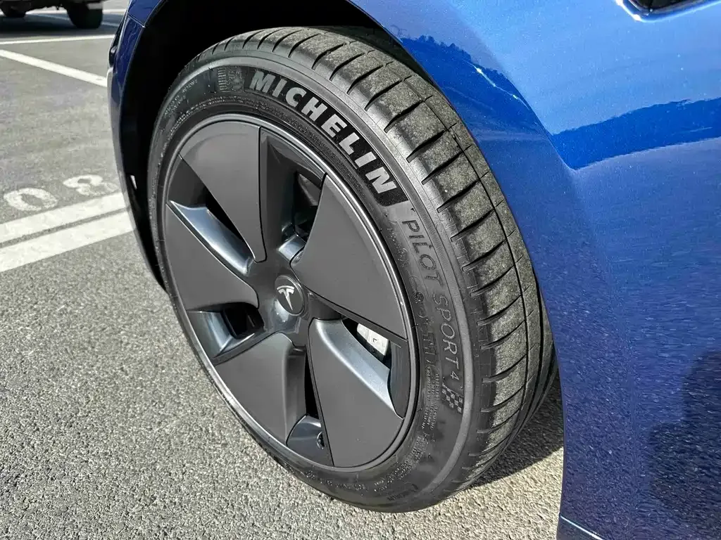 Tesla Model 3 — фото 9