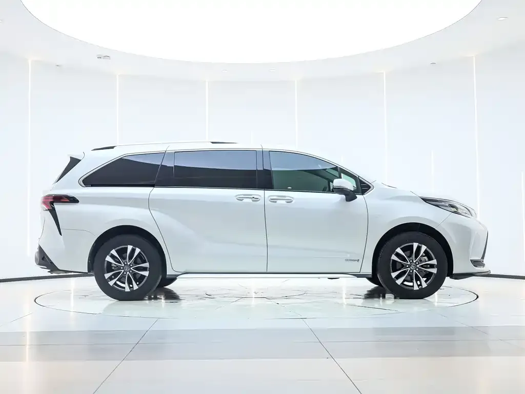 Toyota Granvia — фото 2