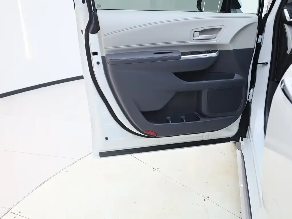 Toyota Granvia — фото 8