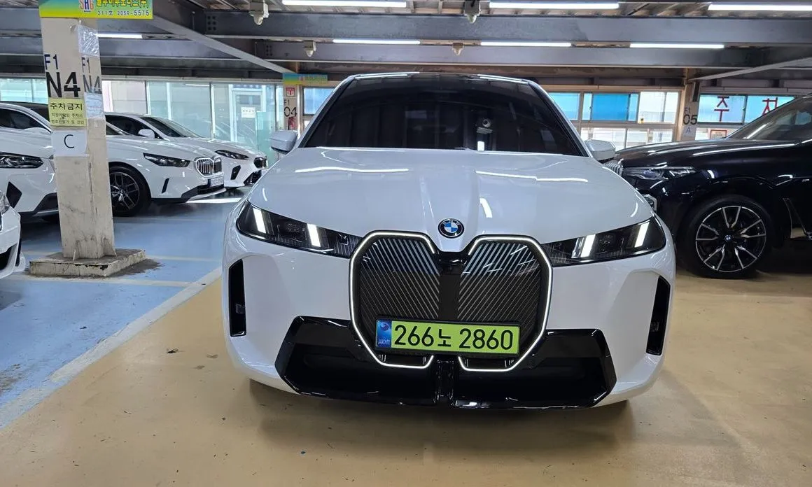 BMW iX — фото 1