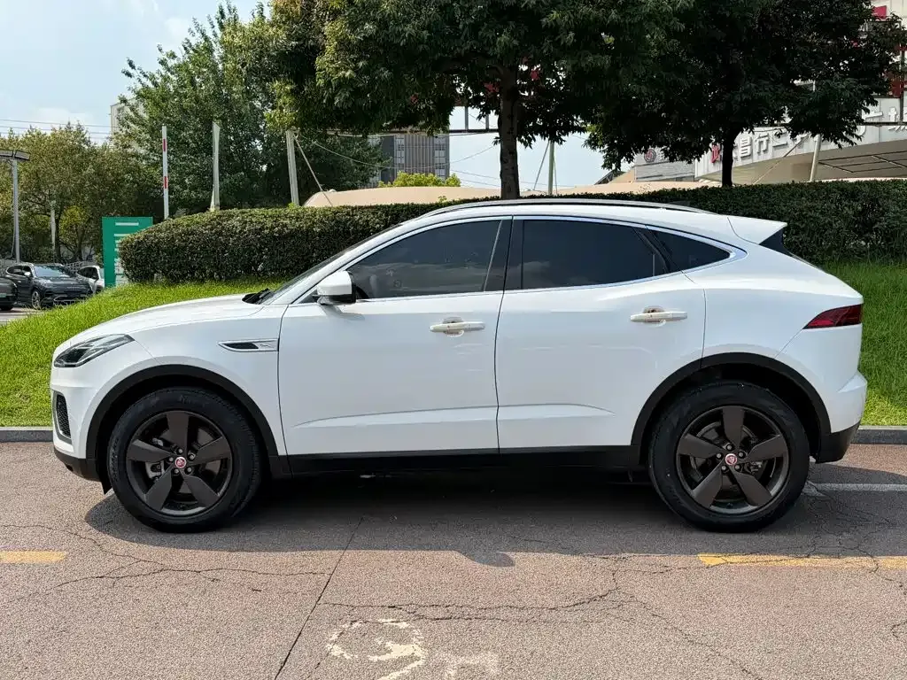 Jaguar E-PACE — фото 10