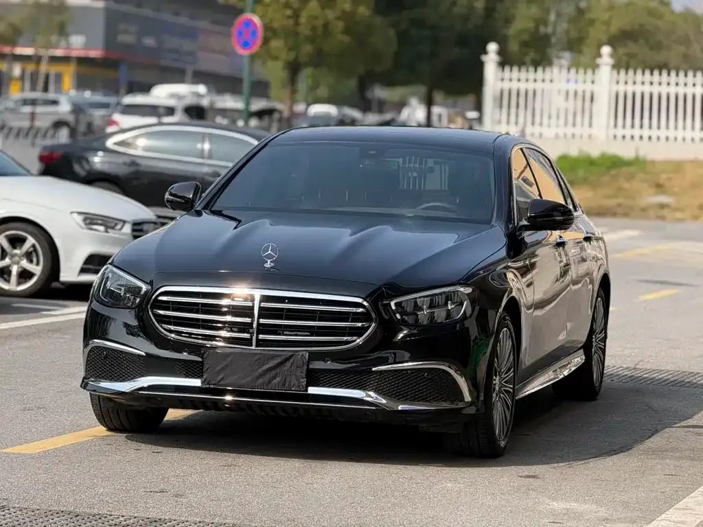 Mercedes-Benz E-Class — фото 1