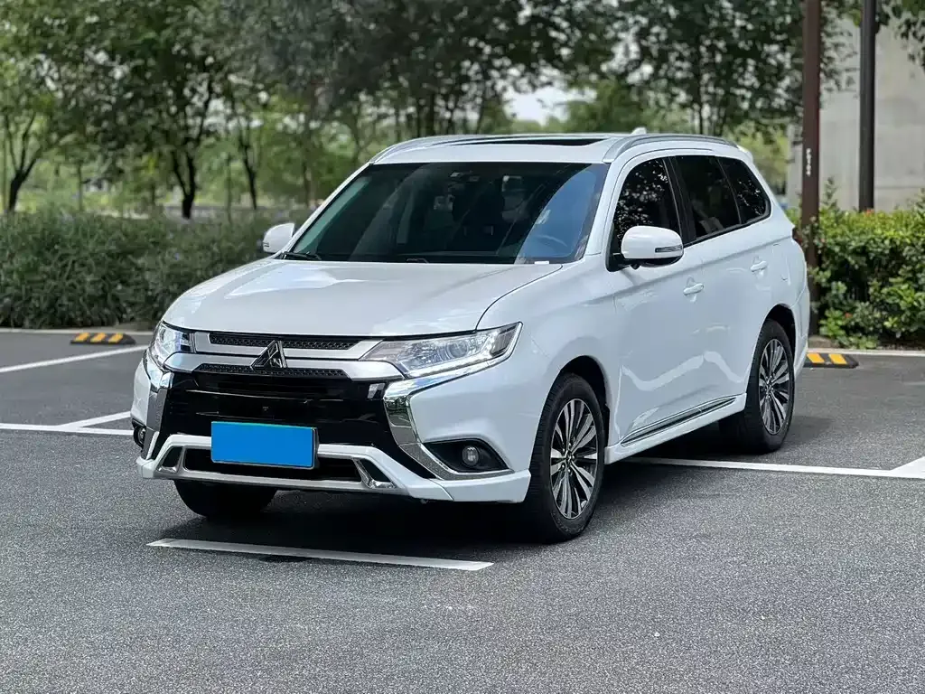 Mitsubishi Outlander — фото 1