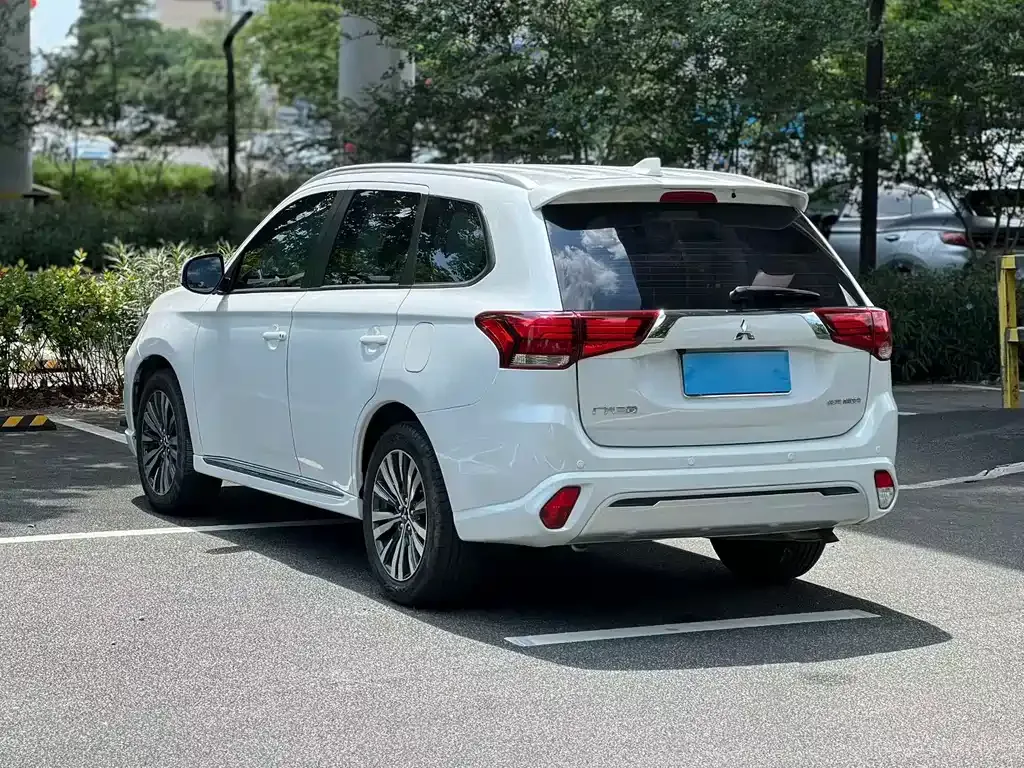Mitsubishi Outlander — фото 7