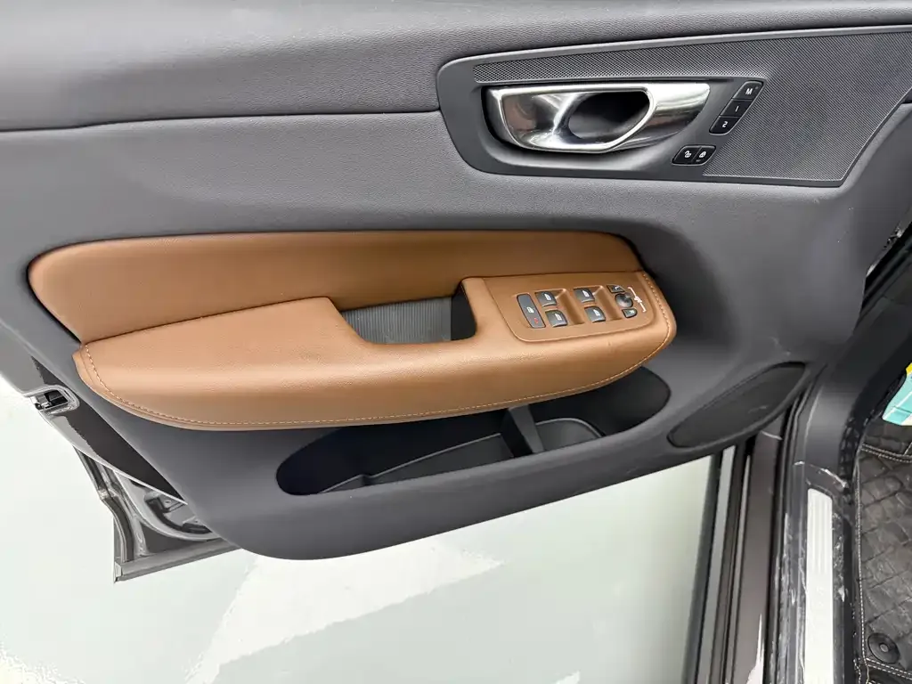 Volvo XC60 — фото 3