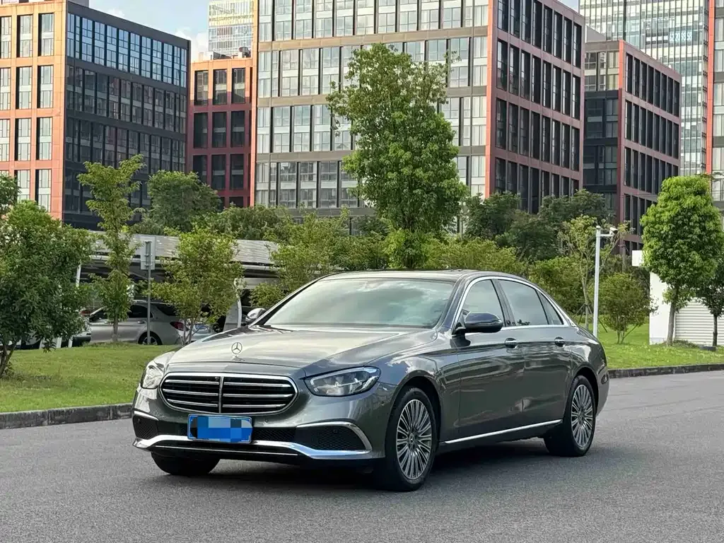 Mercedes-Benz E-Class — фото 1