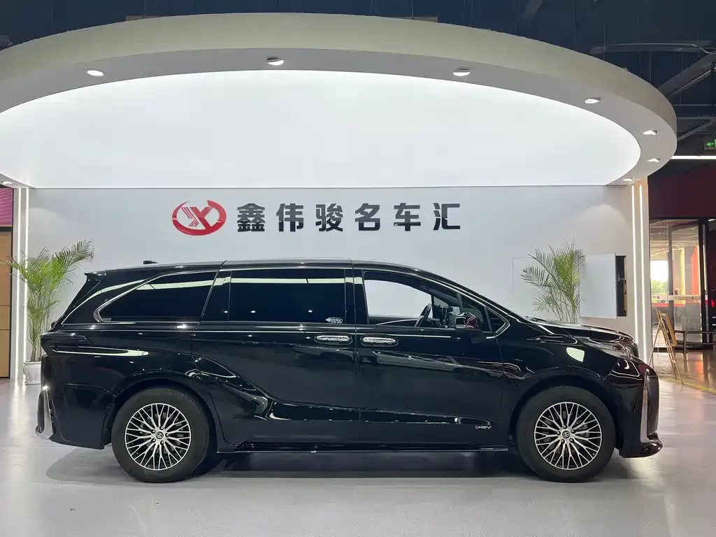 Toyota Sienna — фото 8