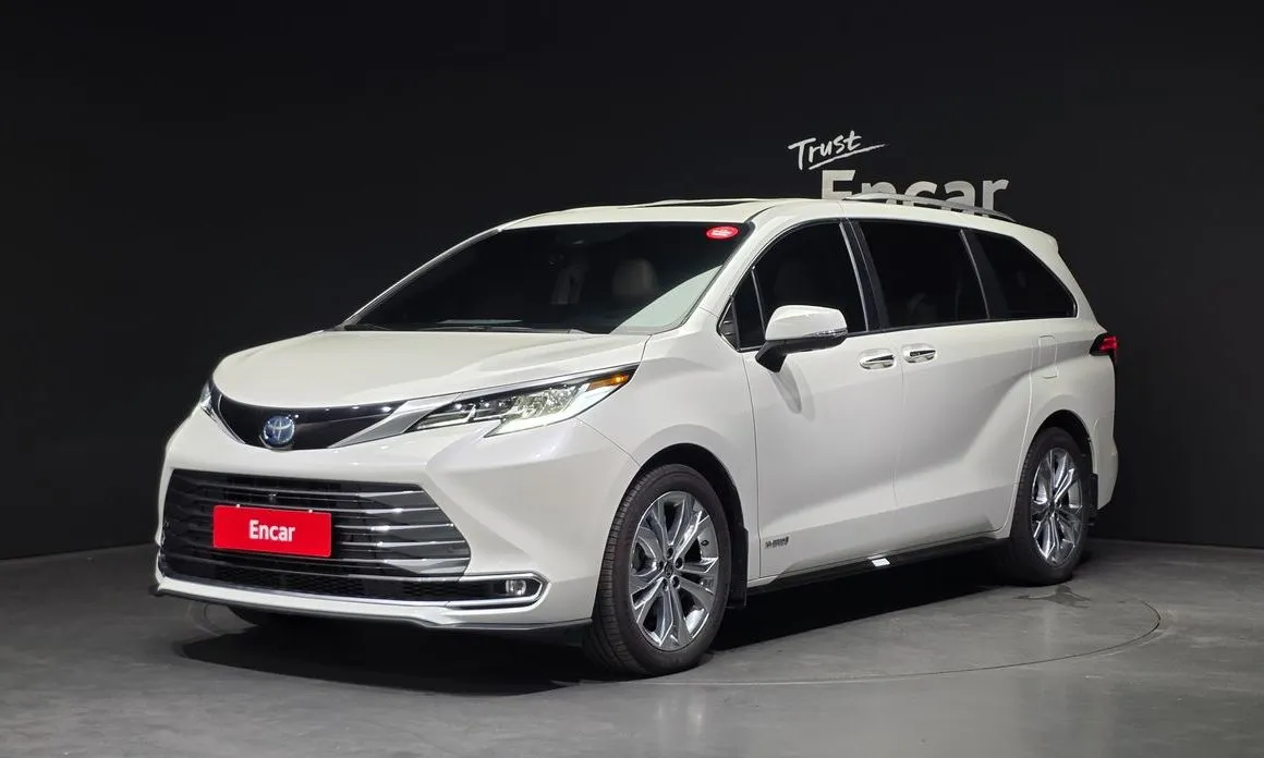 Toyota Sienna — фото 1