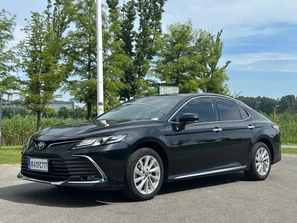 Toyota Camry — фото 1