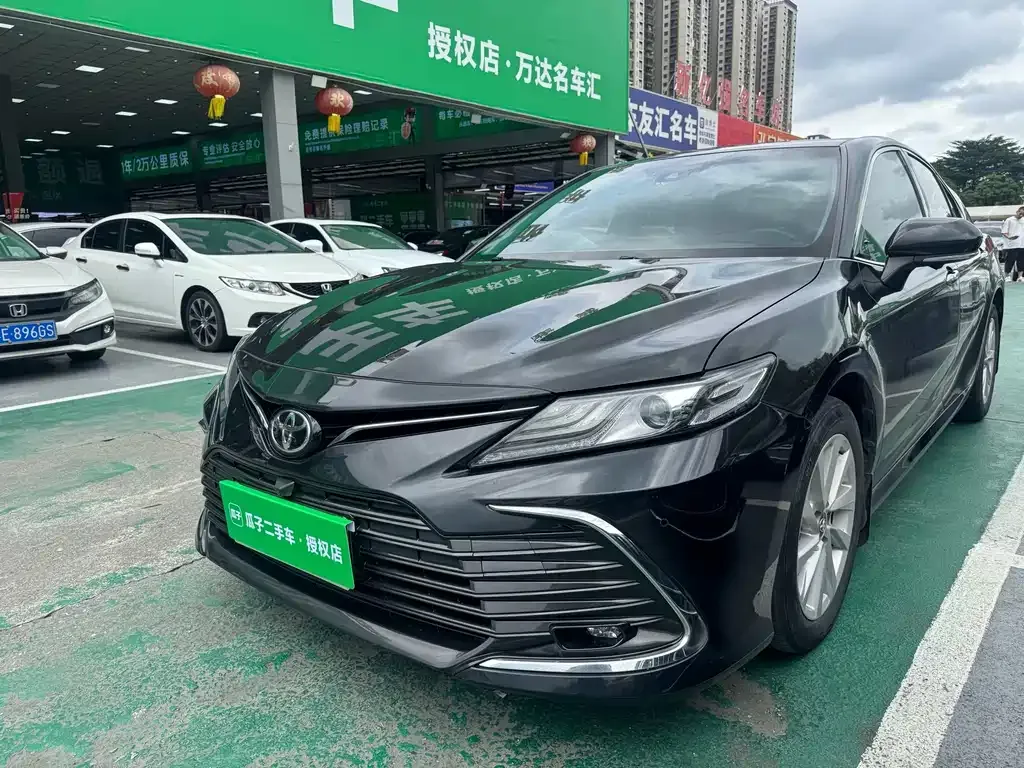 Toyota Camry — фото 1