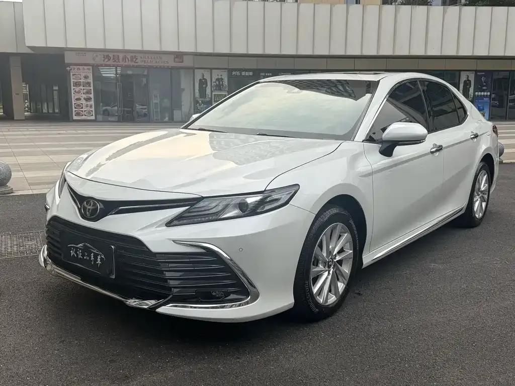 Toyota Camry — фото 1