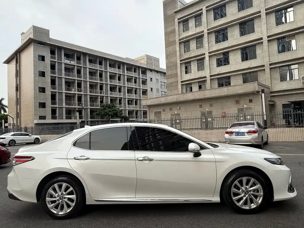 Toyota Camry — фото 9