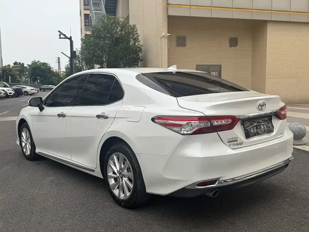 Toyota Camry — фото 7