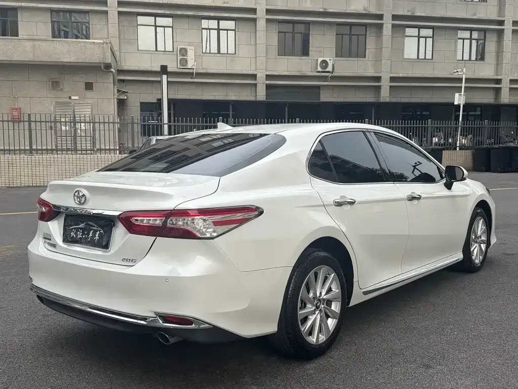 Toyota Camry — фото 3