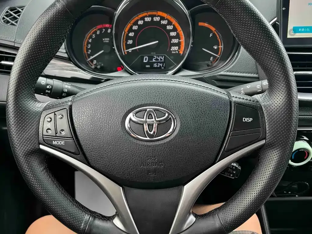 Toyota Yaris L — фото 4