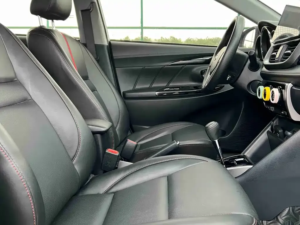Toyota Yaris L — фото 3