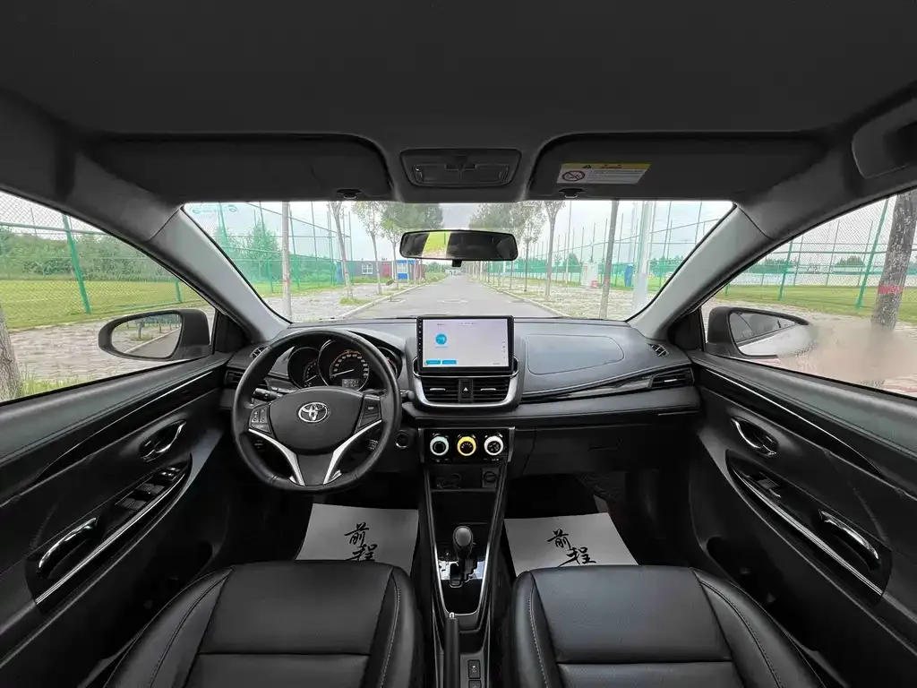 Toyota Yaris L — фото 2