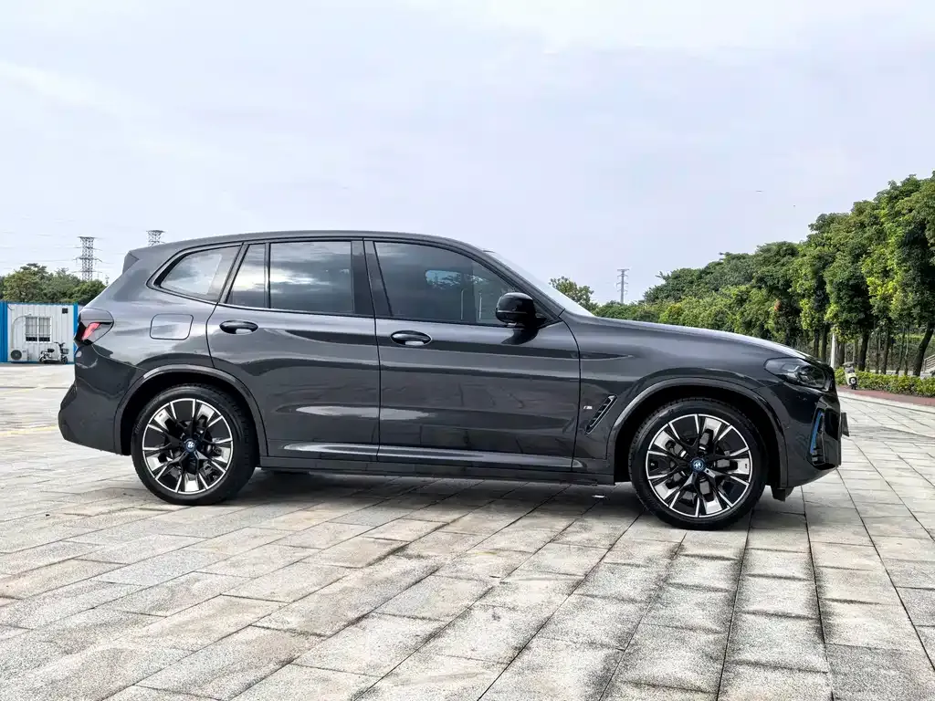BMW iX3 — фото 8