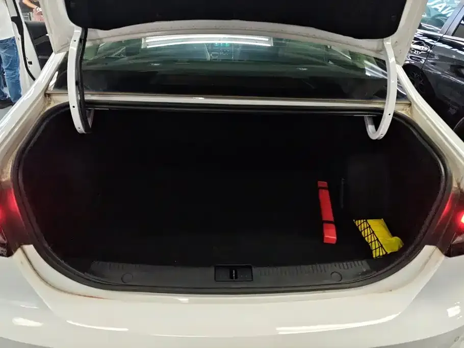 Roewe i6 MAX New Energy — фото 7