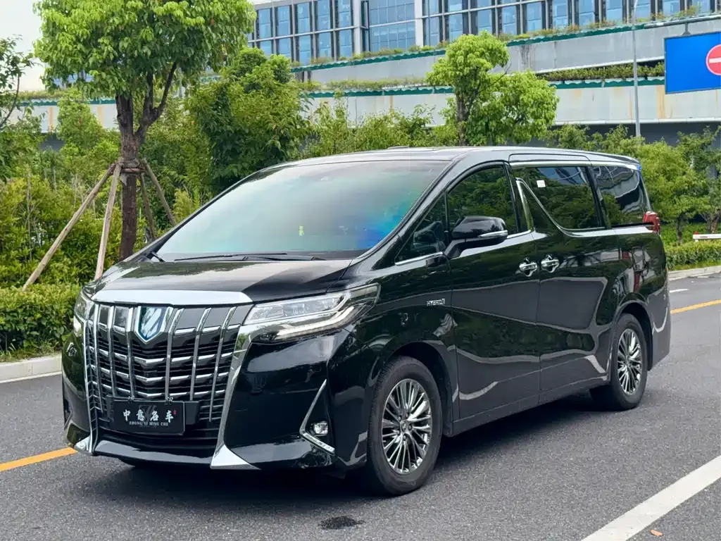 Toyota Alphard — фото 1