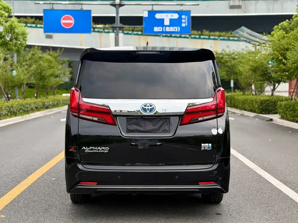 Toyota Alphard — фото 2