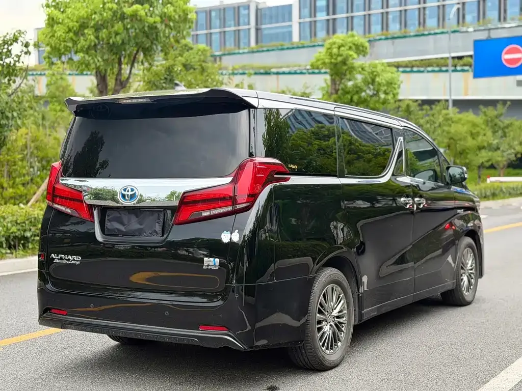 Toyota Alphard — фото 5