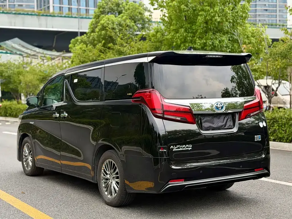 Toyota Alphard — фото 10