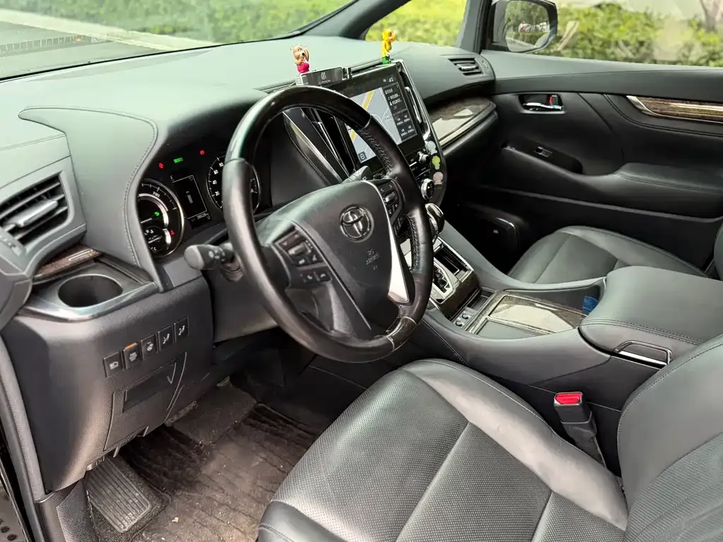 Toyota Alphard — фото 4