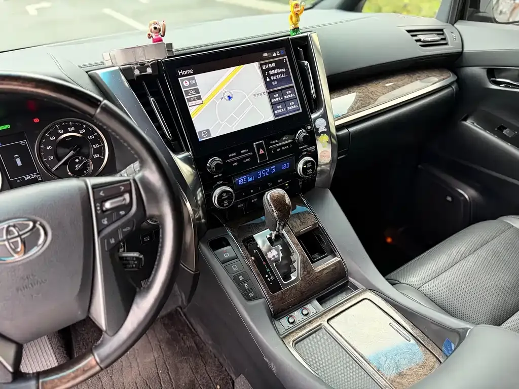 Toyota Alphard — фото 8