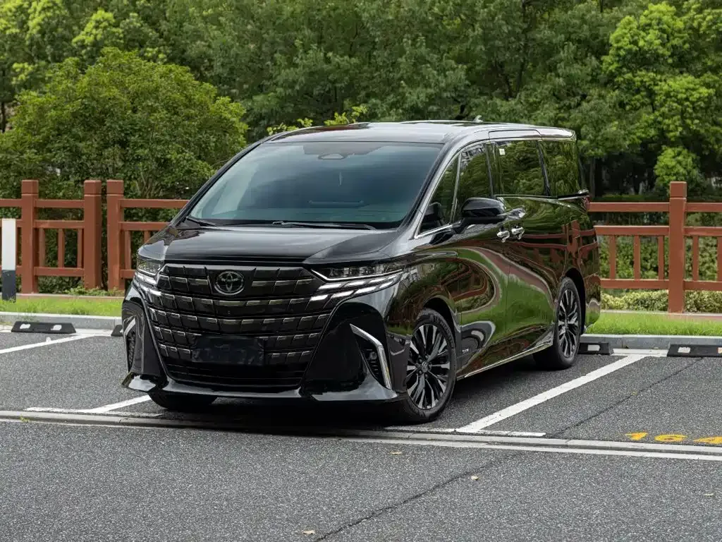 Toyota Alphard — фото 1