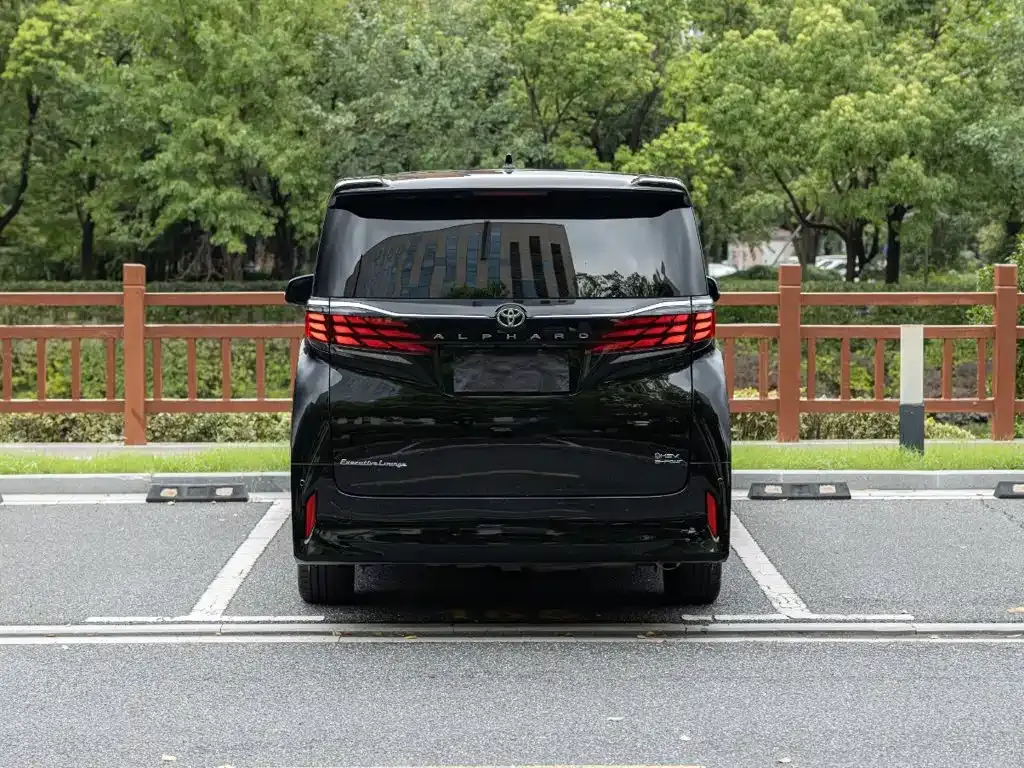 Toyota Alphard — фото 8