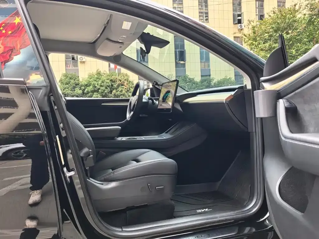 Tesla Model Y — фото 9