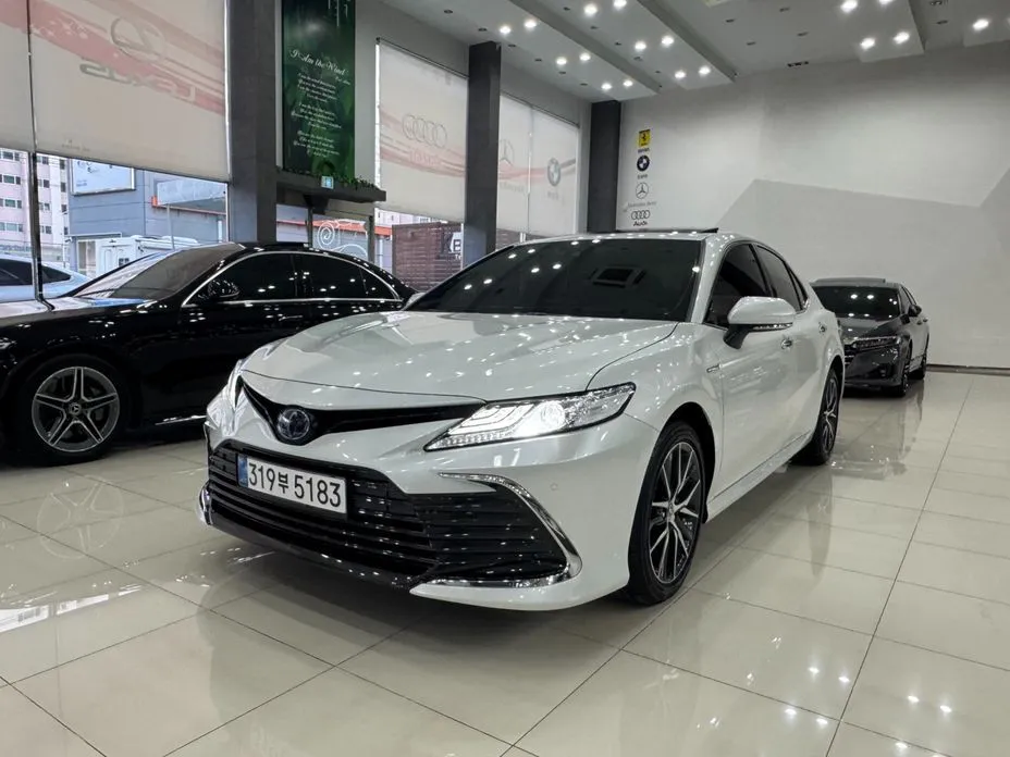 Toyota Camry — фото 1