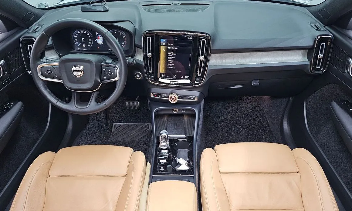 Volvo XC40 — фото 10