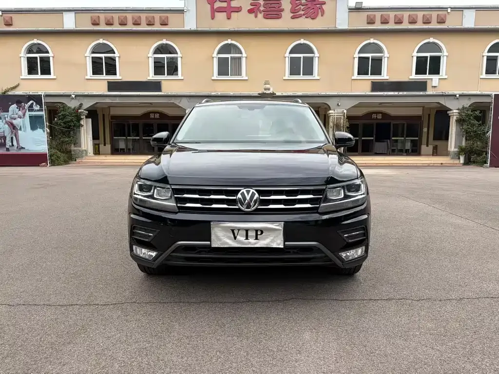 Volkswagen Tiguan L — фото 1