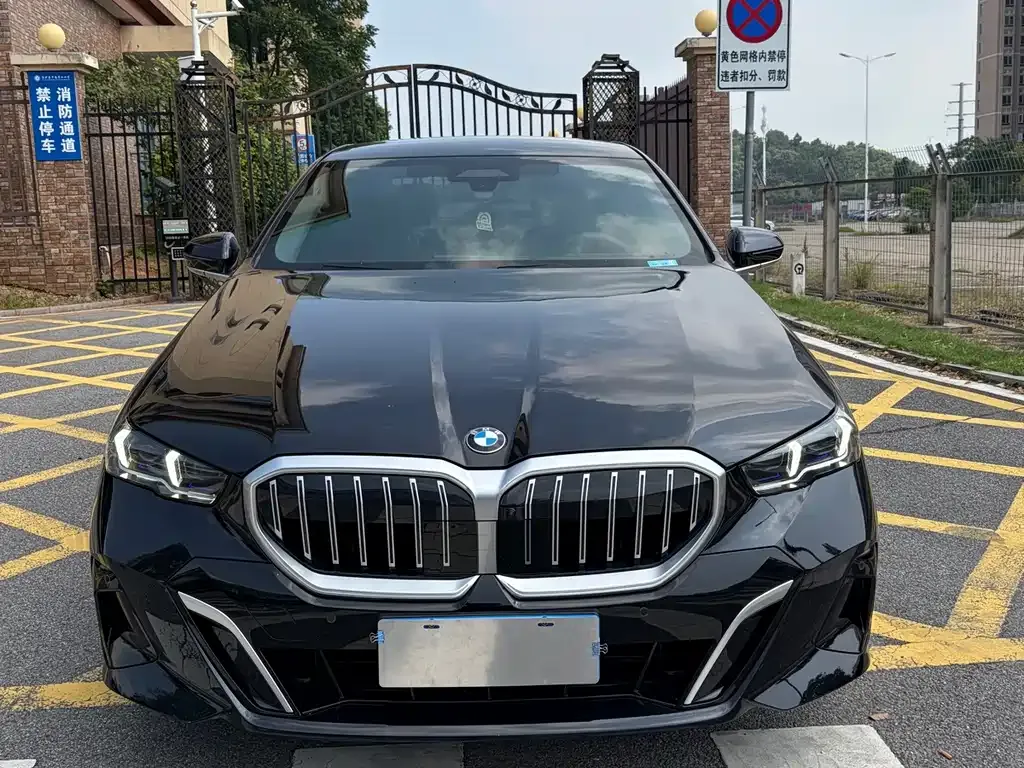 BMW 5 Series — фото 1