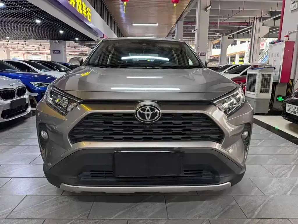 Toyota RAV4 — фото 1