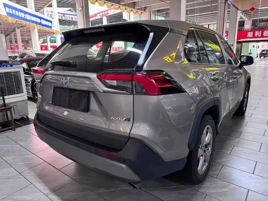 Toyota RAV4 — фото 7