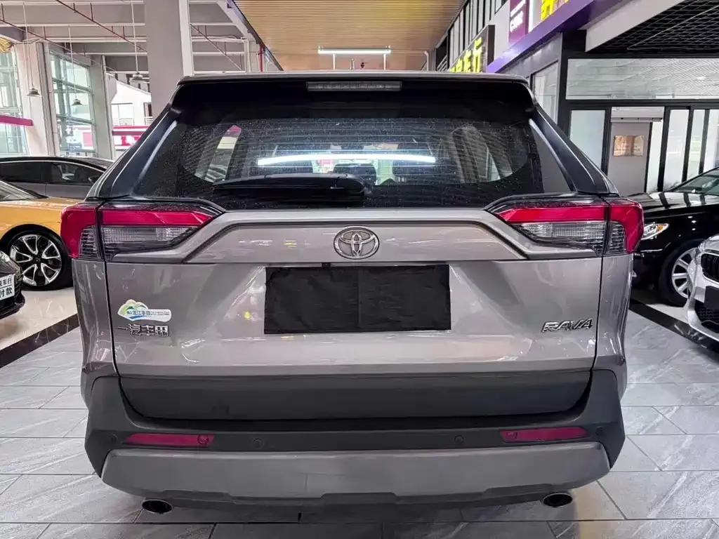 Toyota RAV4 — фото 9