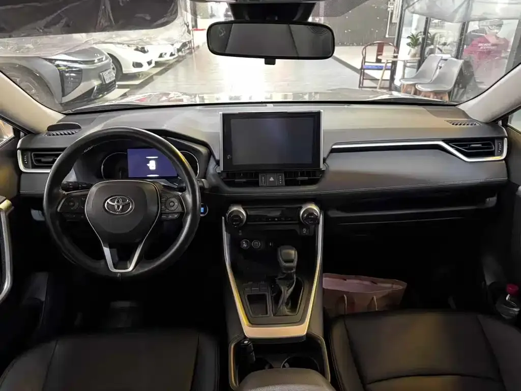 Toyota RAV4 — фото 5