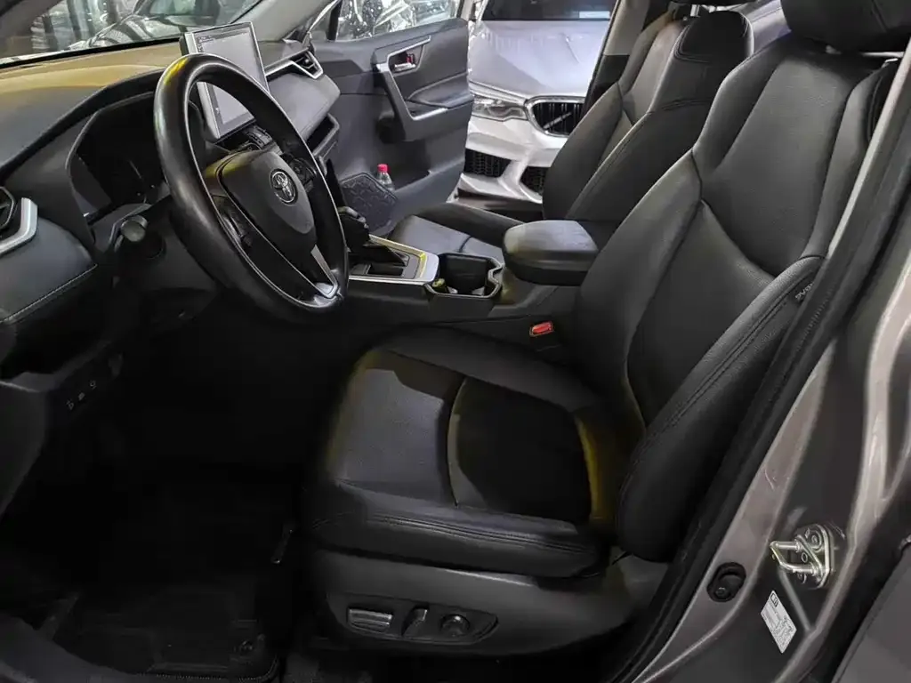 Toyota RAV4 — фото 4