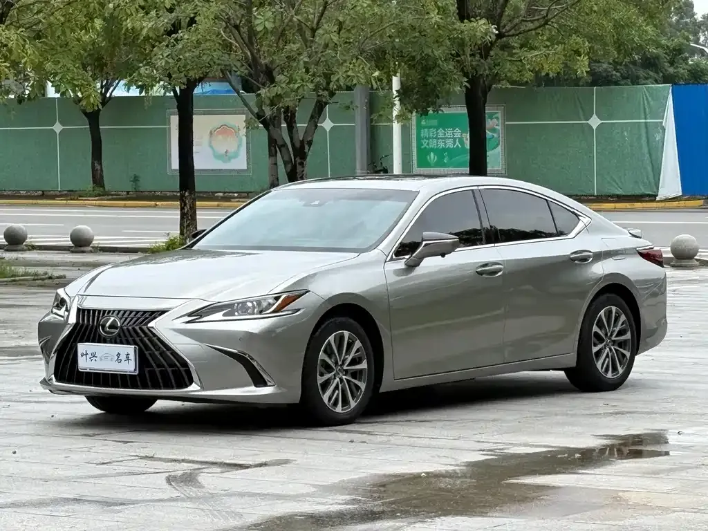 Lexus ES — фото 1